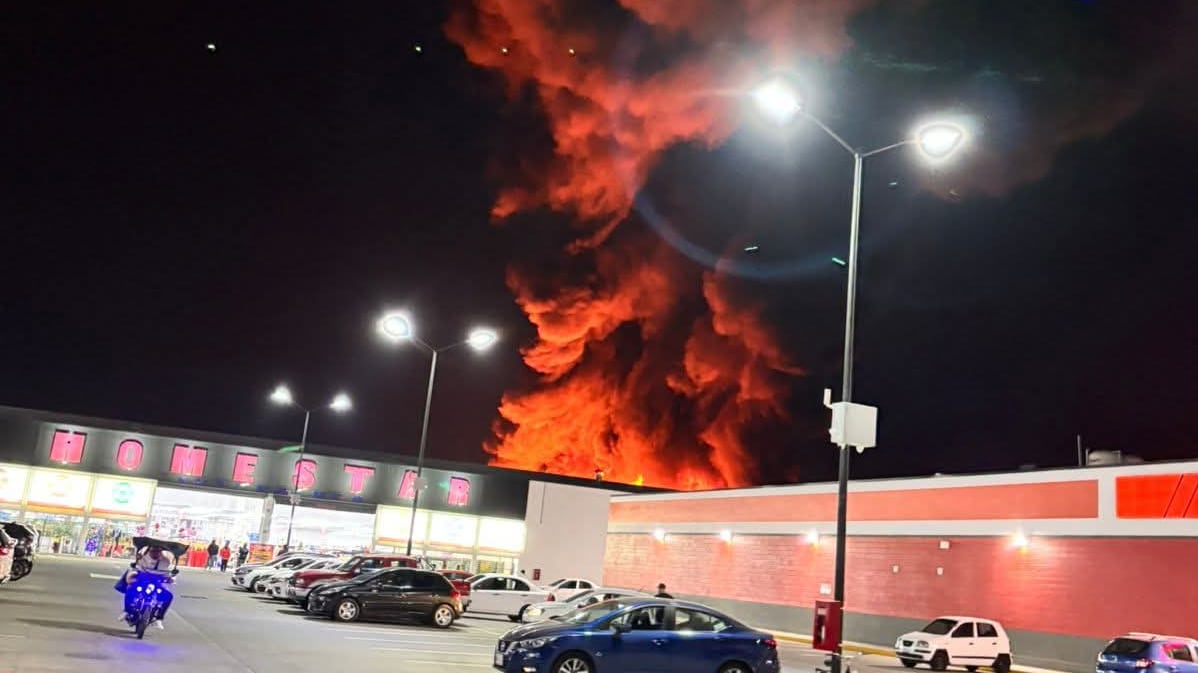 El siniestro comenzó alrededor de las 19:00 horas en una fábrica textil