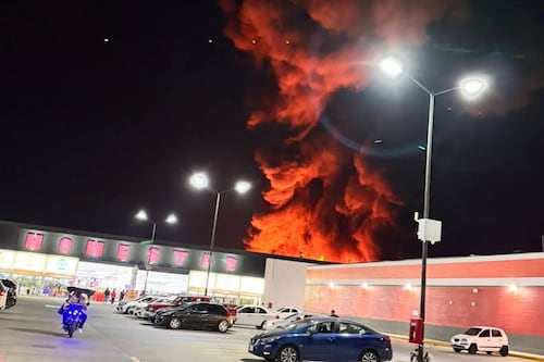¡Fuerte incendio arrasa fábrica en Ixtapaluca! Así comenzó y se extendió el fuego