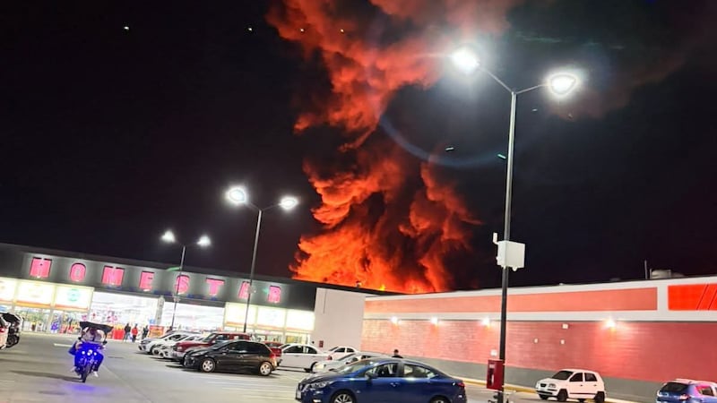 ¡Fuerte incendio arrasa fábrica en Ixtapaluca! Así comenzó y se extendió el fuego