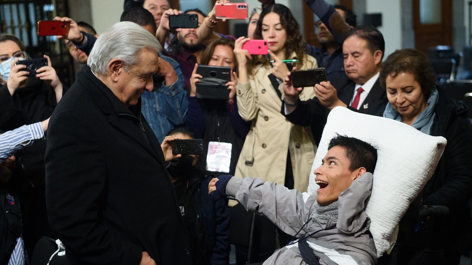 El activista visitó Palacio Nacional y recibió el saludo del presidente Andrés Manuel López Obrador.