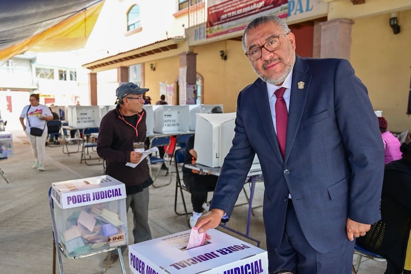 Delfina Gómez y Horacio Duarte emiten su voto en Texcoco