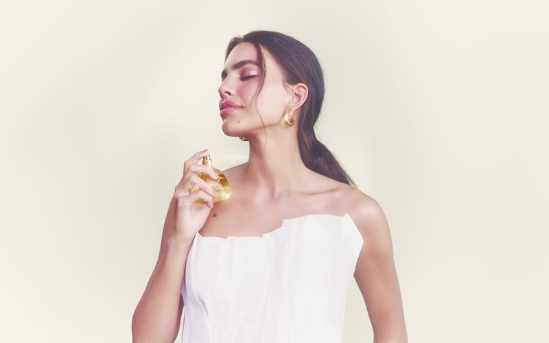 Elaborado con la codiciada Rosa Alba de Bulgaria, este Eau de Parfum conquista con su elegancia luminosa y su fijación prolongada. Conoce su origen, sus notas aromáticas y por qué será el nuevo sello personal de muchas mujeres.