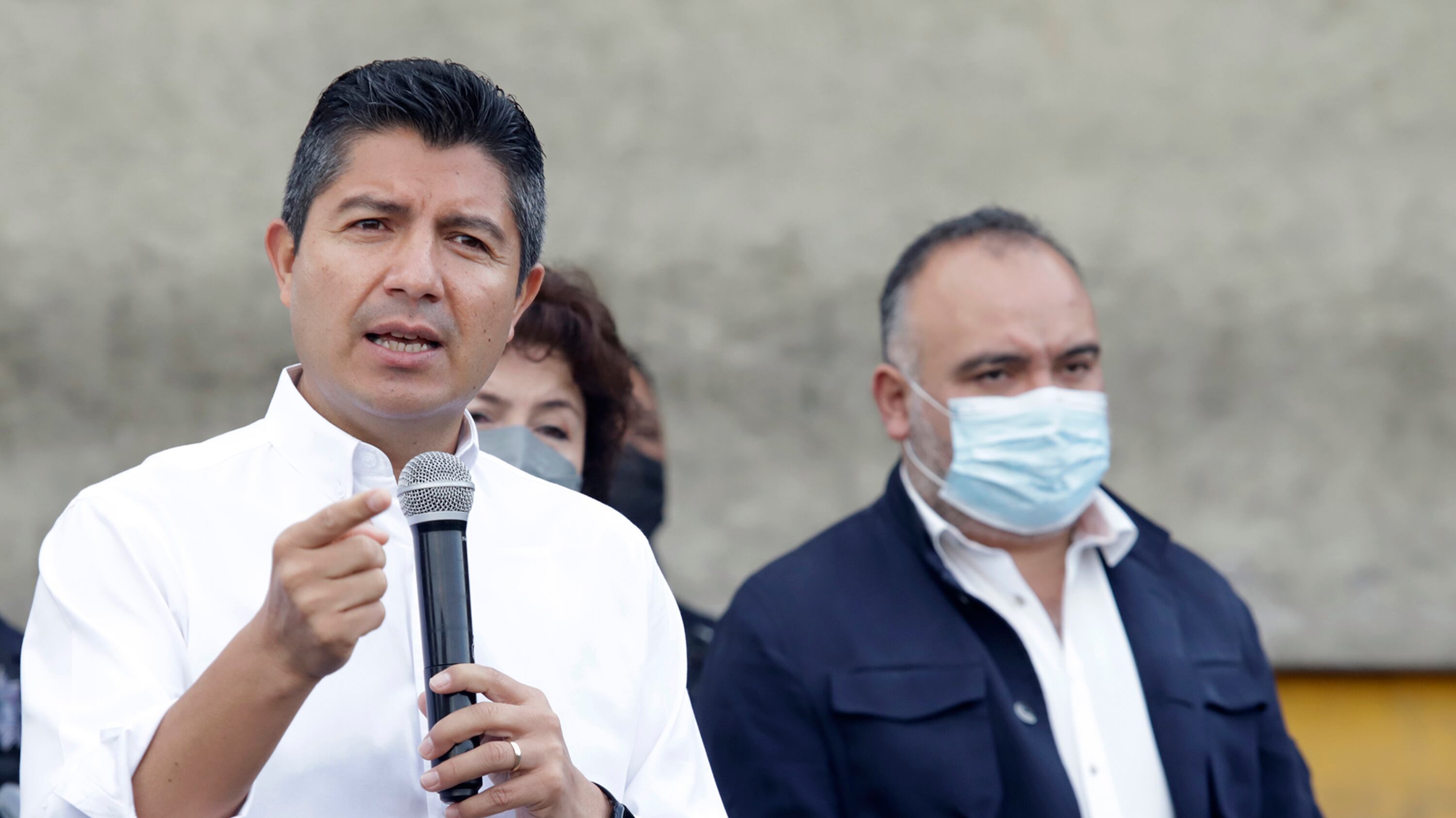 Reconoce el trabajo de su gabinete.