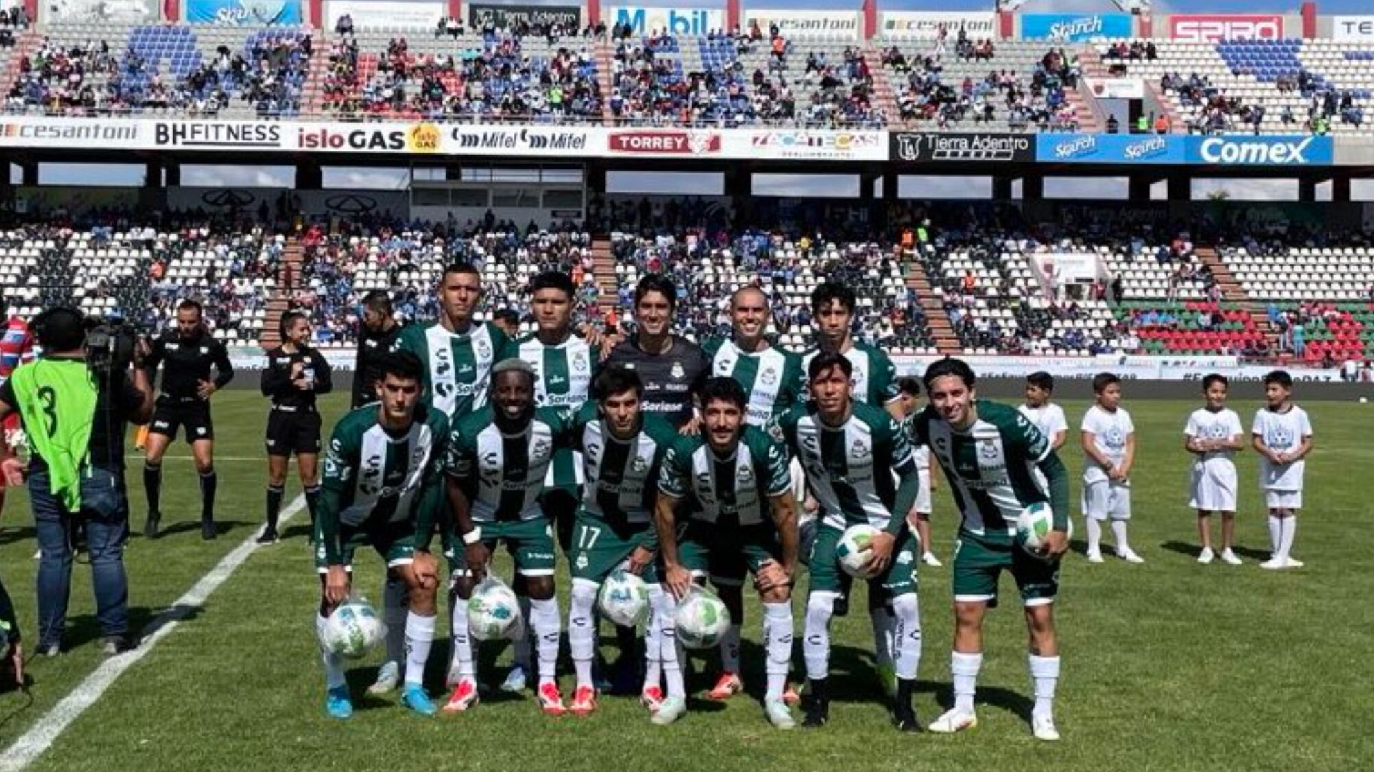 Jugadores de Santos se agarraron a golpes.