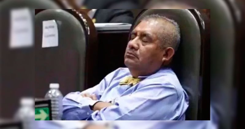 Diputado de Morena se duerme