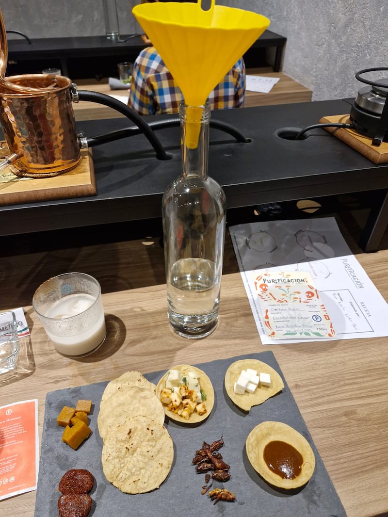 Disfruta de apetitivos mientras creas tu propio mezcal en CDMX.