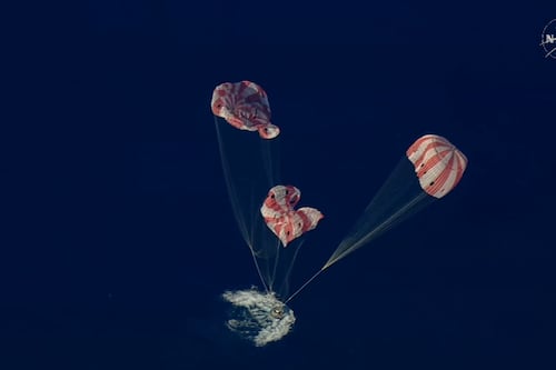 De 480 a 32 km/h: así frenaron 11 paracaídas a Artemis II antes del aterrizaje