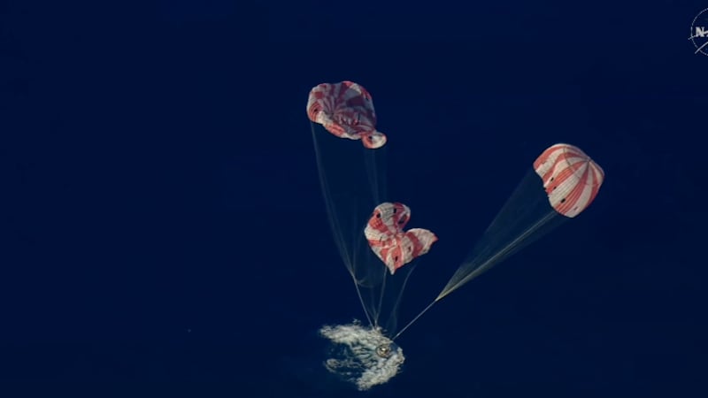 De 480 a 32 km/h: así frenaron 11 paracaídas a Artemis II antes del aterrizaje