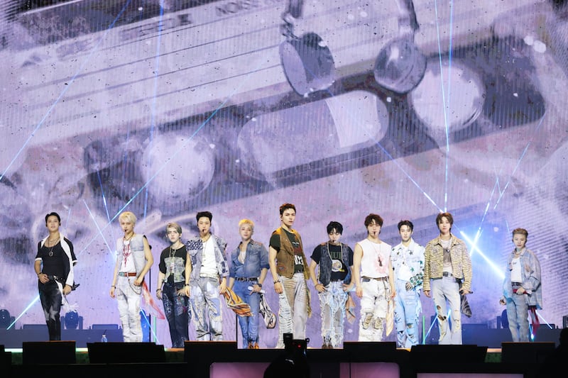 La banda de k-pop celebró con fans