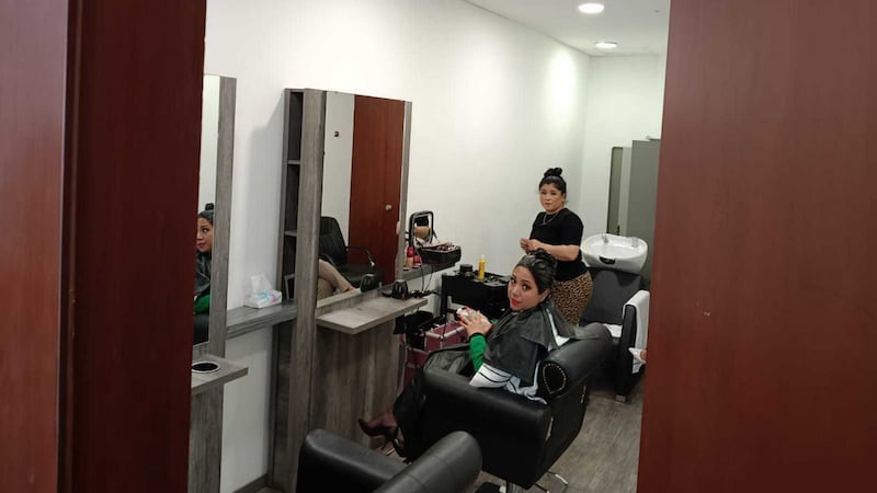 “Yo me peino en mi casa”: así se deslindó Andrea Chávez del salón de belleza en el Senado