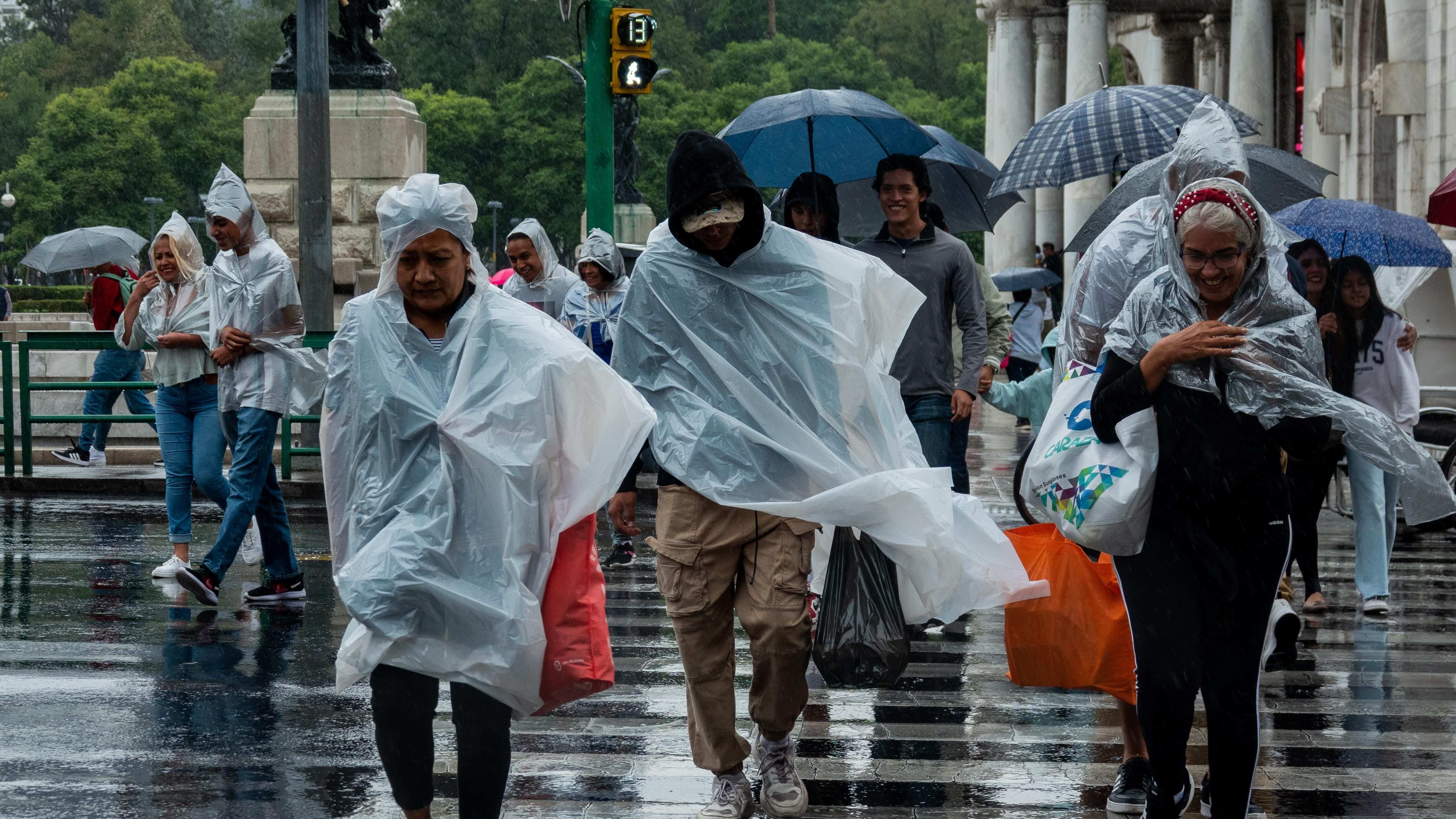 ¡Prepara paraguas e impermeable! Regresan fuertes lluvias y granizadas en CDMX