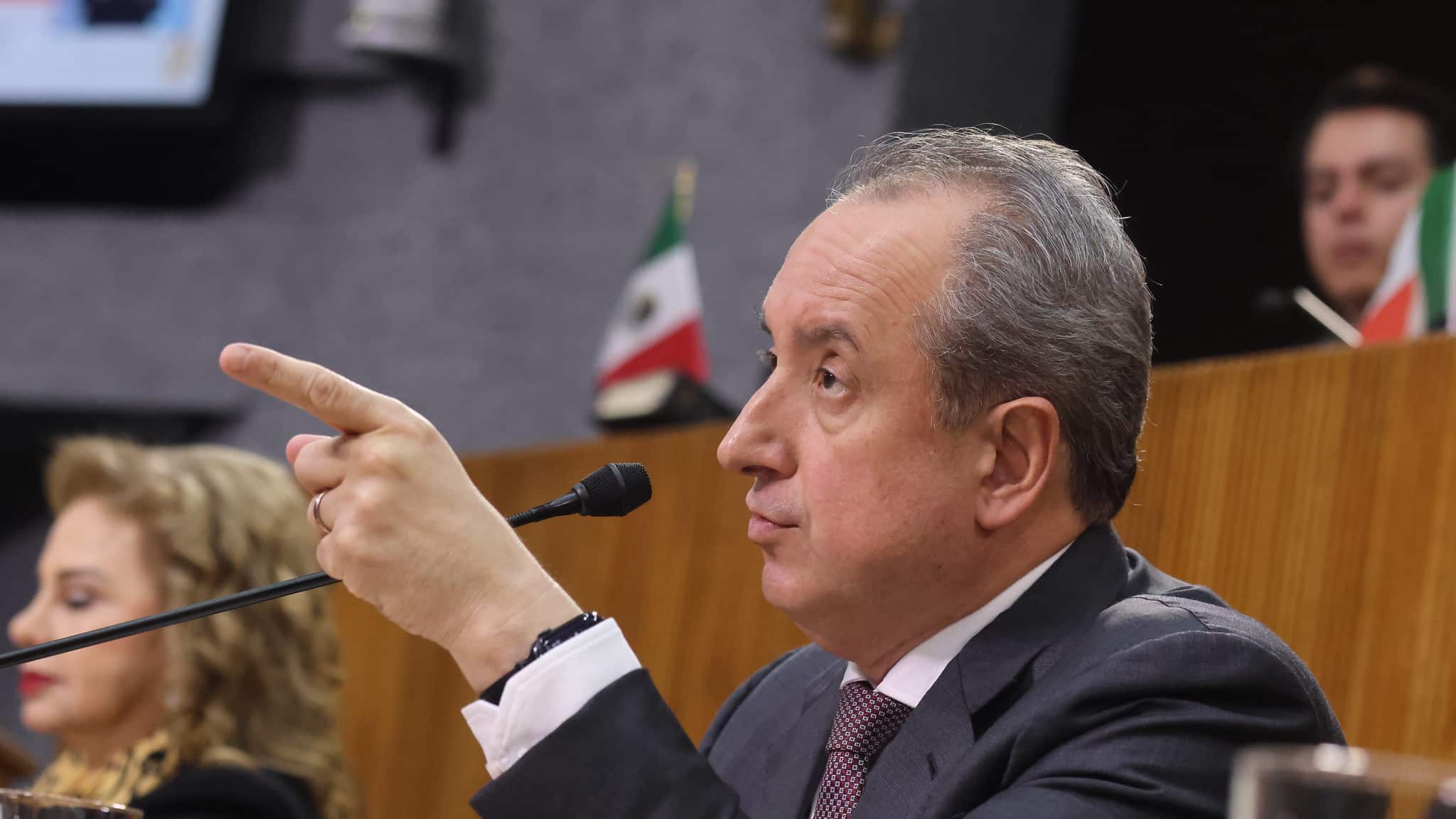 Garza Ibarra que actualmente el Estado tiene 1 peso de ingreso y .98 de deuda.