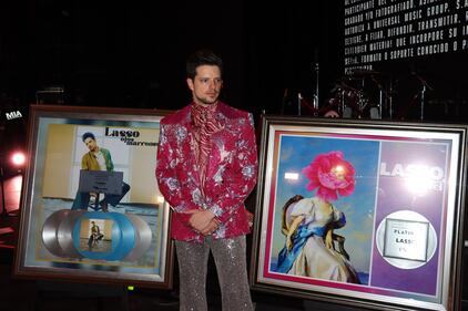 El cantante y compositor venezolano fue sorprendido con un disco Platino por su álbum EVA, Doble diamante y Triple Platino por su sencillo Ojos Marrones en el Teatro Metropólitan.