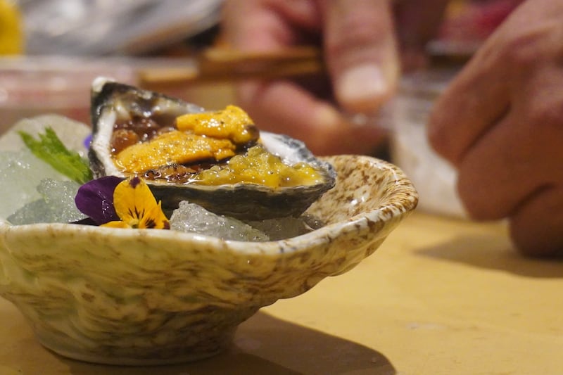 Con una inspiración profundamente oriental, el establecimiento logra crear una experiencia auténtica que se amplifica por sus platillos tradicionales que te harán querer probarlos todos