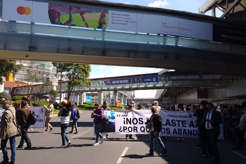 Bloqueo de extrabajadores de Mexicana de Aviación se alarga más de 6 horas en T1 del AICM