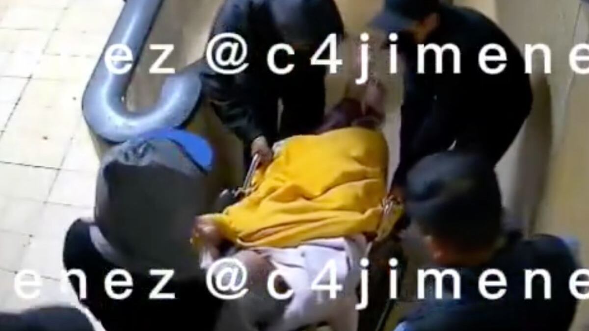 Abuelita de 102 años es desalojada de su casa por policías falsos