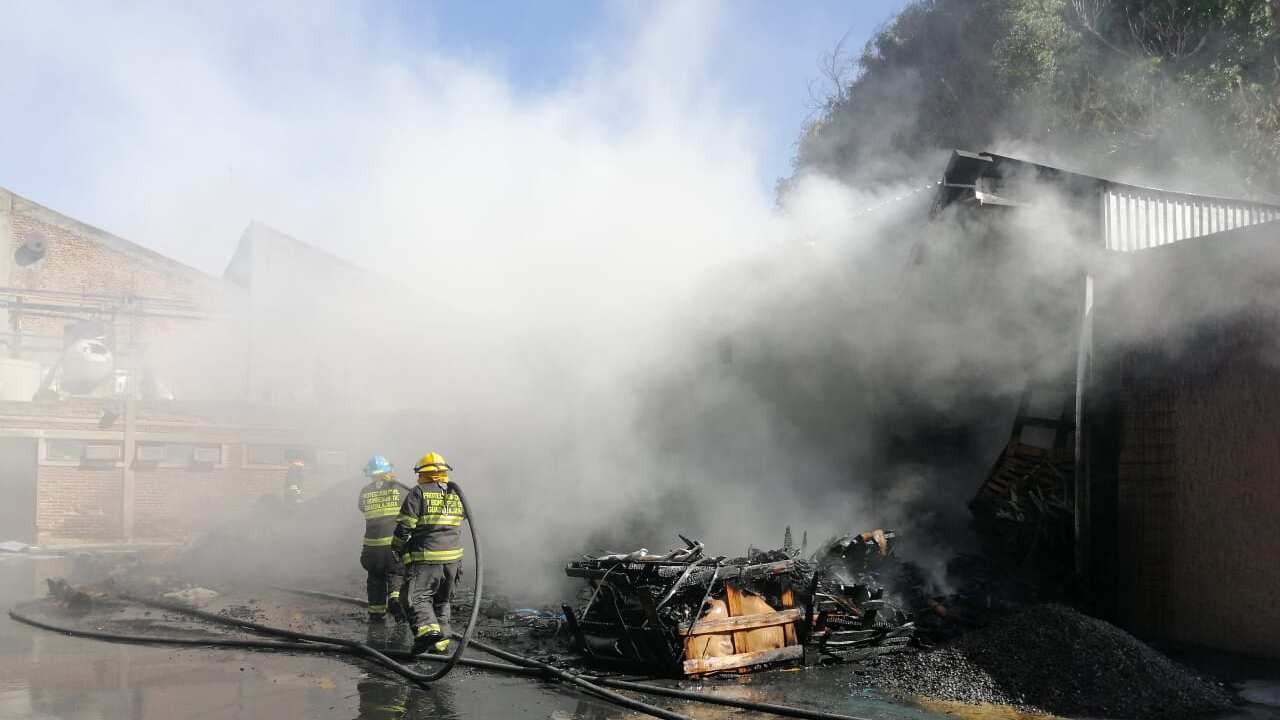 El fuego logró ser contenido antes que las llamas brincaran a otras naves industriales de la zona.
