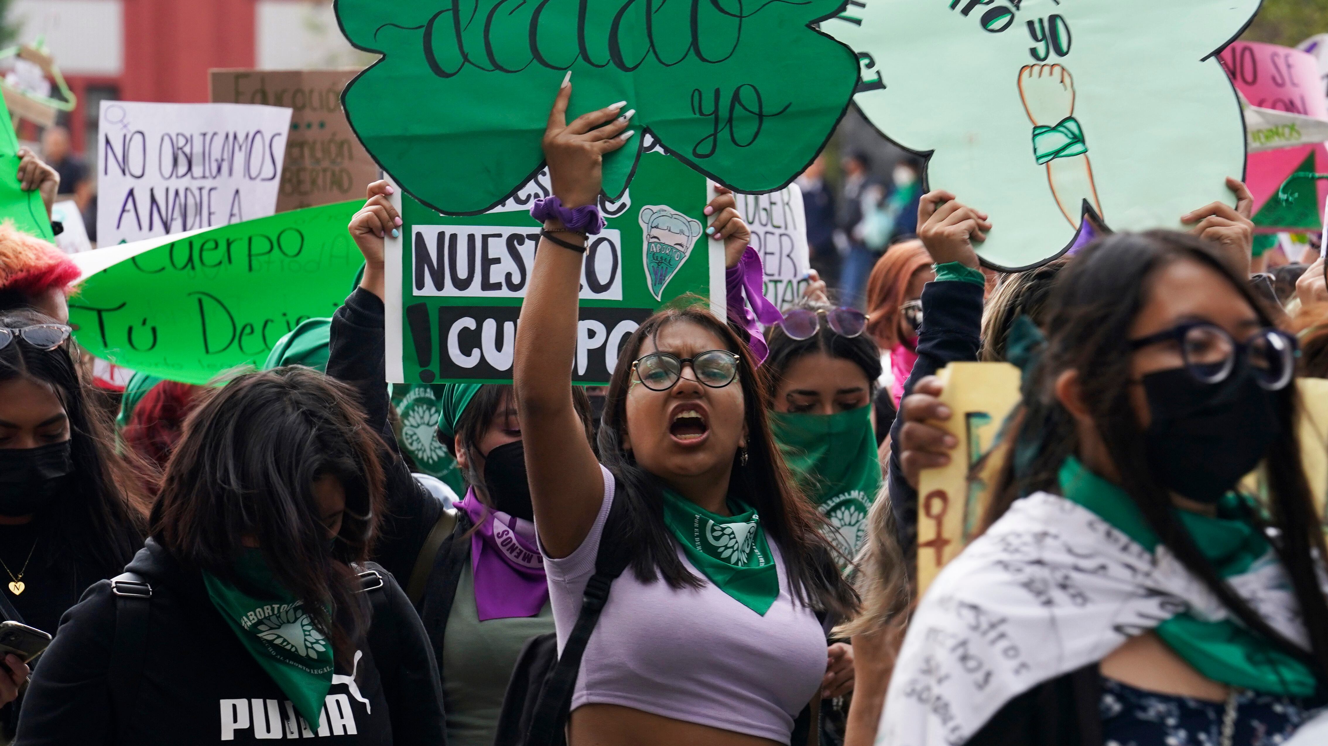 Una mujer sostiene un cartel en defensa del aborto mientras participa en una marcha en reclamo del aborto legal, gratuito y seguro para todas las mujeres en conmemoración del Día Internacional del Aborto Seguro, en Ciudad de México, el 28 de septiembre de 2022. La Suprema Corte de México despenalizó el miércoles 6 de septiembre de 2023 el aborto a nivel nacional. (AP Foto/Marco Ugarte, Archivo)