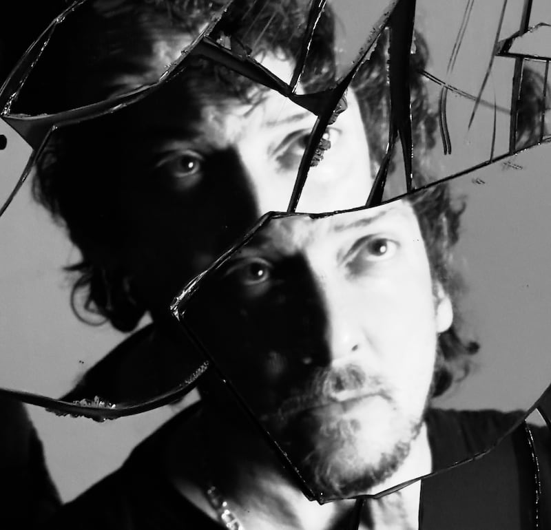 León Larregui activa cuenta regresiva para su disco ‘Manifiesto de un Tremendo Delirio’