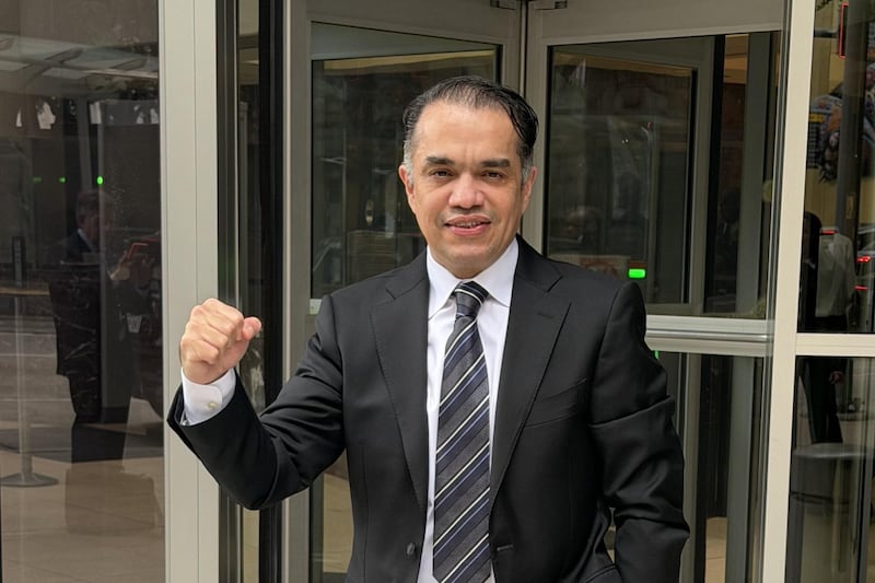 Un juez del Distrito Sur de Texas desestimó con perjuicio todos los cargos contra Ramón Alexandro Rovirosa Martínez en un caso vinculado a contratos de Pemex. La defensa argumentó violaciones al debido proceso y conductas indebidas de la fiscalía, por lo que el expediente queda cerrado de forma definitiva y no podrá reabrirse.