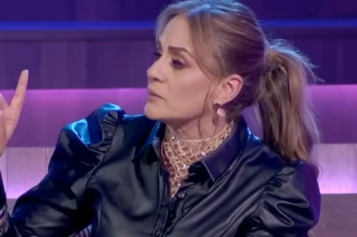 Video: Colaboradora de Flor Rubio le reclama que siempre defiende a Nodal, y la calla: “No me interrumpas”