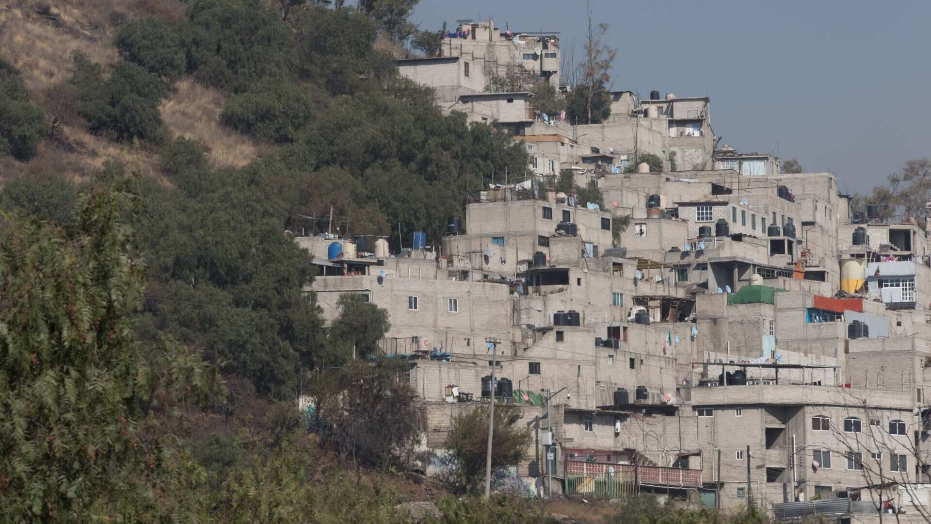 Desde la Sierra de Guadalupe, en la alcaldía Gustavo A. Madero, se observa como la mancha urbana se come parte del cerro del Chiquihuite. 
FOTO: MOISÉS PABLO/CUARTOSCURO.COM