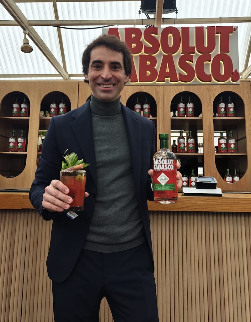 La fusión entre Absolut Vodka y Salsa Tabasco da como resultado un vodka spicy con esencia natural de chile rojo fermentado. Ideal para micheladas y para maridar con tacos durante los partidos
