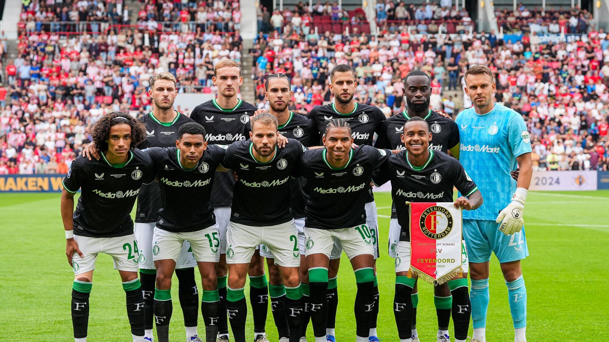 Santiago Giménez ya tiene tres títulos en Europa.