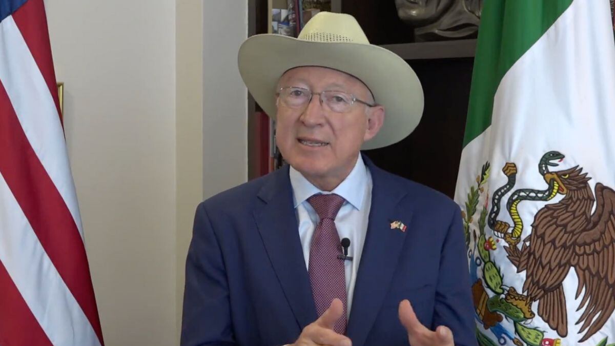 Embajador de EU en México advierte de sanciones a migrantes que ingresen al país a través de "coyotes".