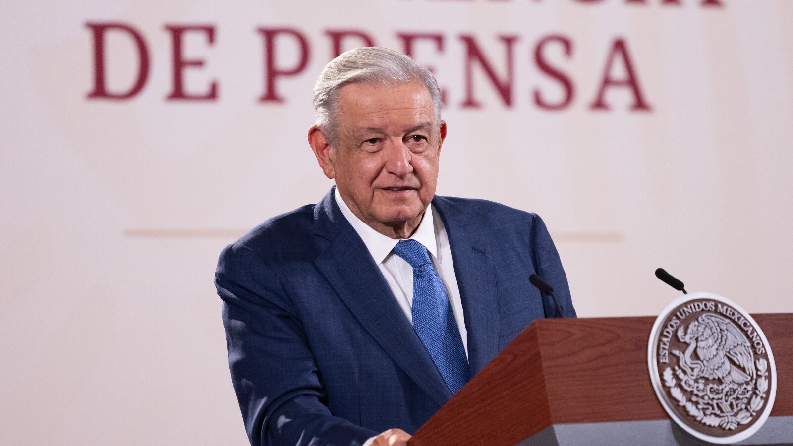 El presidente hizo referencia a los espectaculares de políticos previo a tiempos electorales