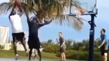 Michael Jordan juega partido amistoso en la Bahamas.