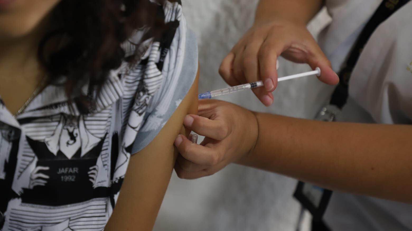 Las mujeres cis y trans que viven con VIH también deben vacunarse.