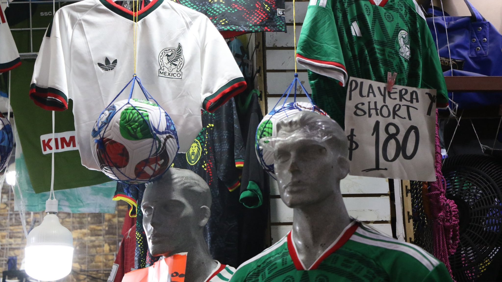 A días de las actividades del Mundial 2026, autoridades intensifican el combate a la piratería y decomisan miles de artículos