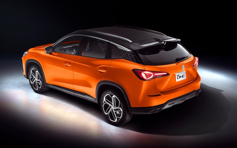 MG ONE, SUV naranja en la ciudad