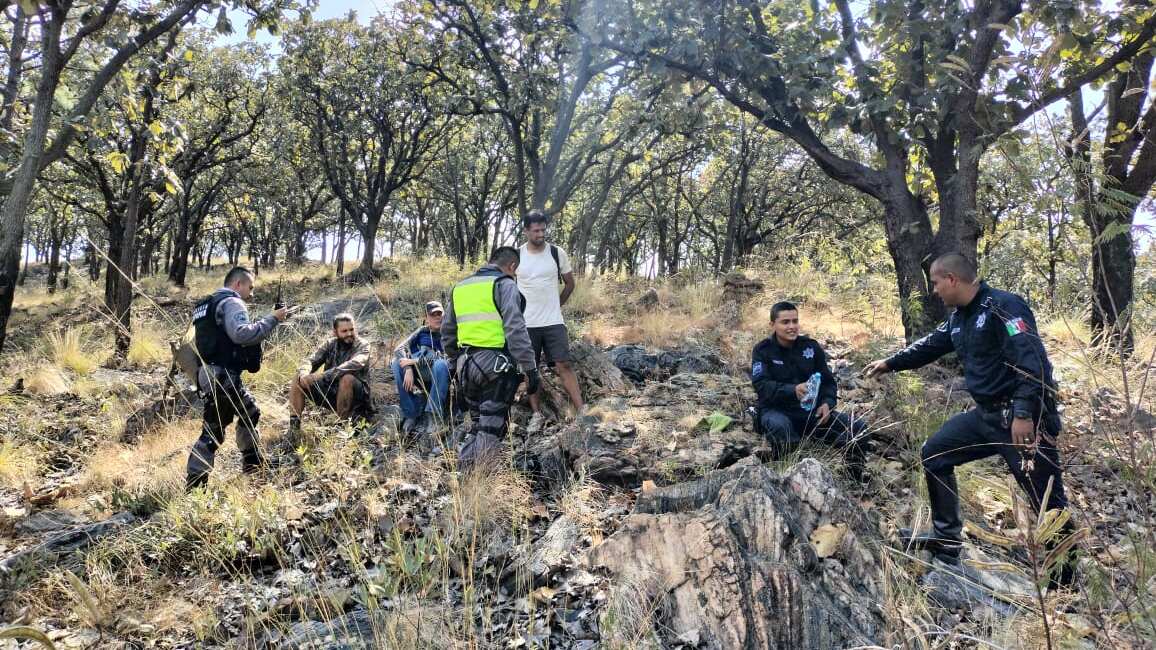 Autoridades tuvieron que activar el helicóptero Halcón de la policía para poder sacar a las personas del bosque.