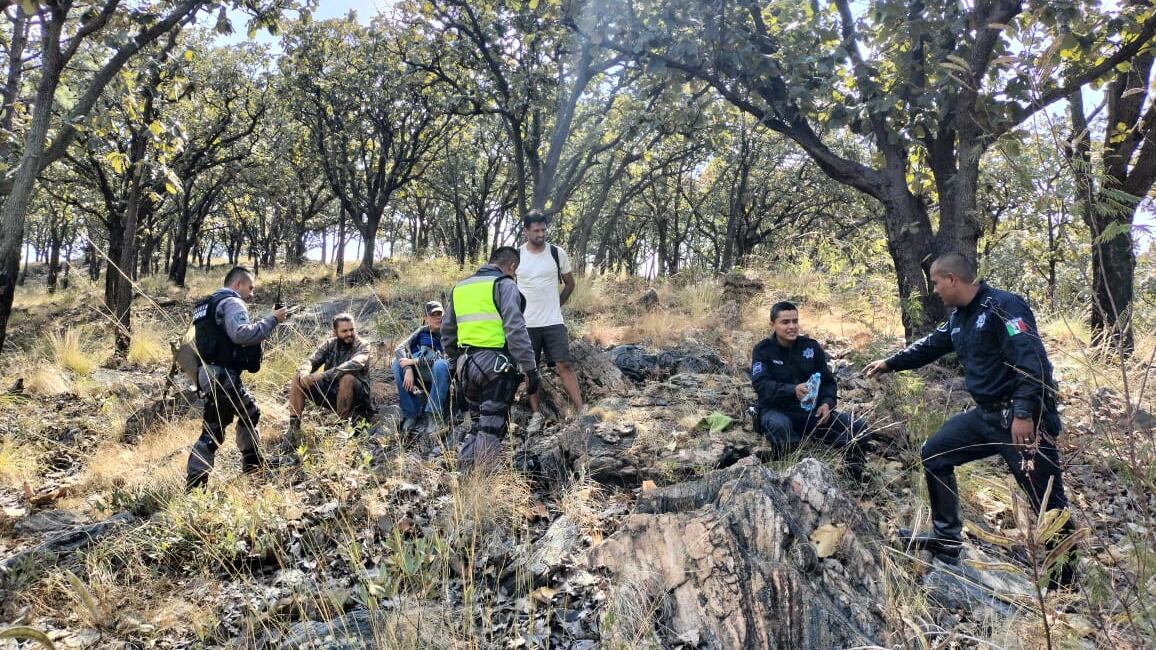 Autoridades tuvieron que activar el helicóptero Halcón de la policía para poder sacar a las personas del bosque.