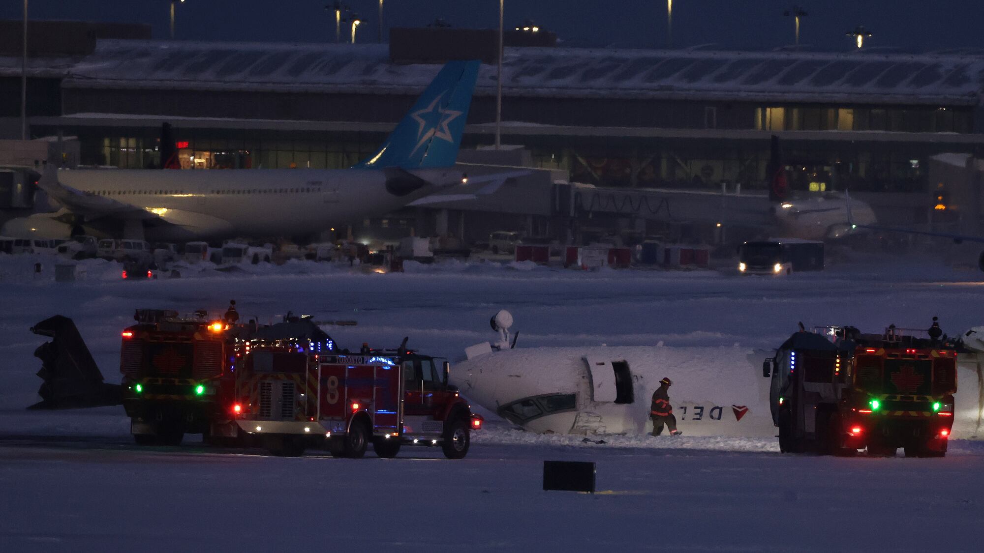 Pasajero mexicano de avión accidentado en Toronto está ileso