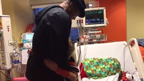 El quarterback de las Panteras resultó conmovido por la reacción del pequeño|TWITTER