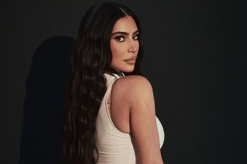 Kim Kardashian sorprende con foto cubierta solo por sus sábanas en Roma