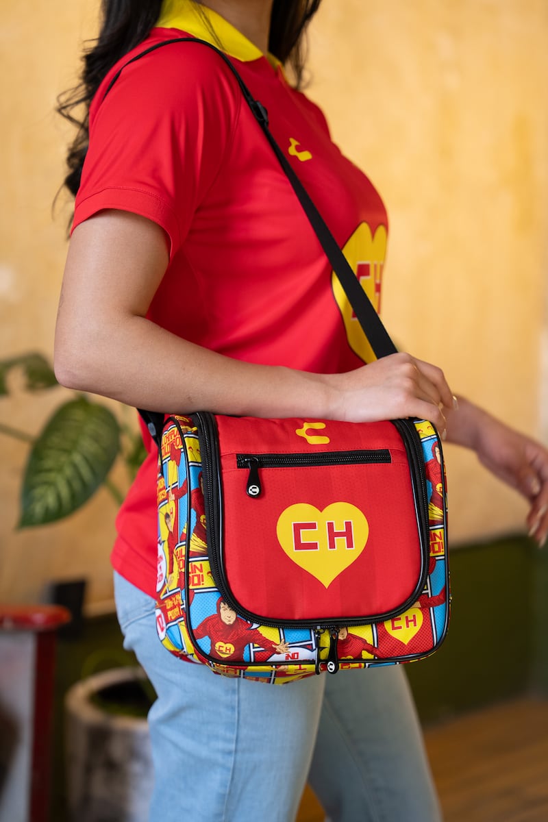 Jerseys, sudaderas, tenis y accesorios inspirados en el icónico personaje de Chespirito buscan conquistar a los aficionados con una mezcla de nostalgia, estilo y espíritu de superación