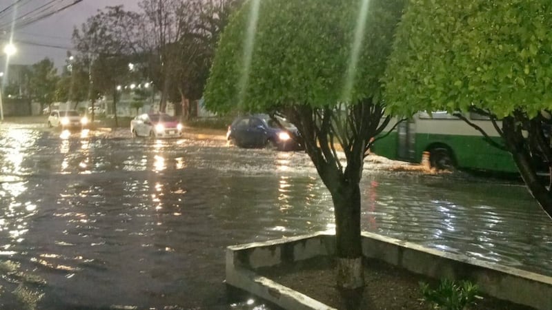 ¡Caos total! Inundaciones paralizan avenidas y suspenden líneas del Mexibús en Edomex