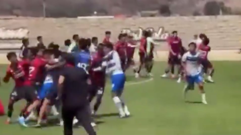 Pelea entre jugadores de Rayados y Atlas Sub-21.