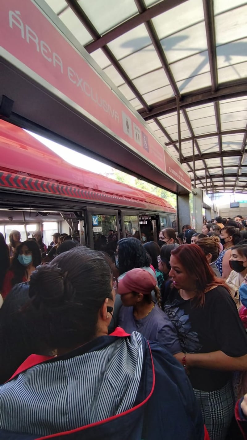 manifestantes-sme-cnte-colpsan-tránsito-en-insurgentes