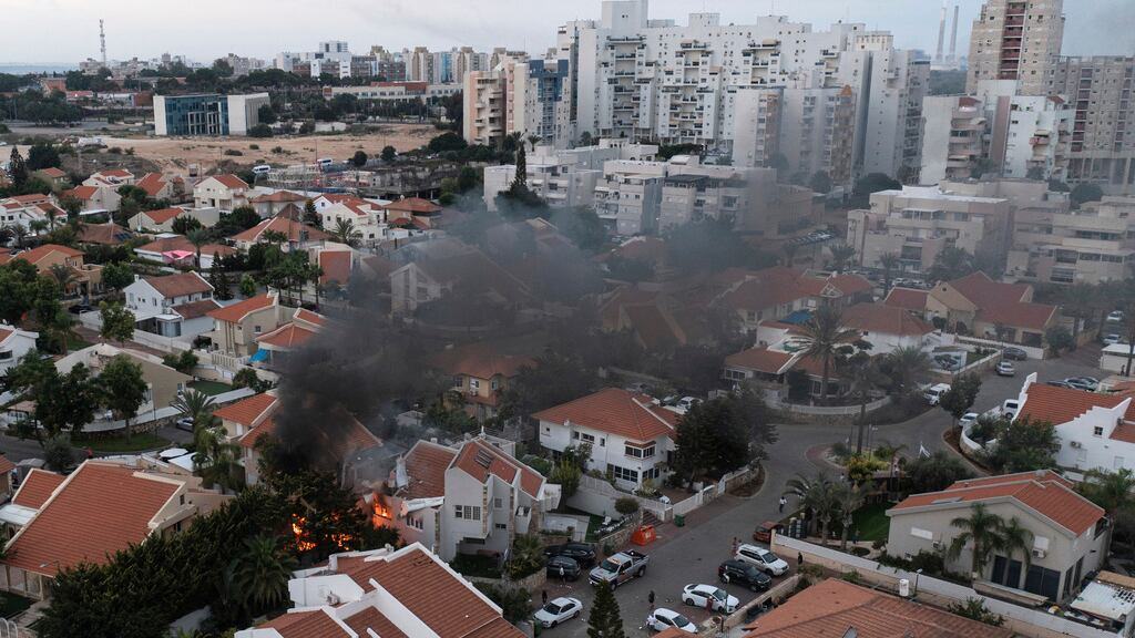 Una nube del humo señala el lugar donde un proyectil disparado desde la Franja de Gaza alcanzó una vivienda en Ashkelon, en el sur de Israel, el 7 de octubre de 2023. (AP Foto/Tsafrir Abayov)