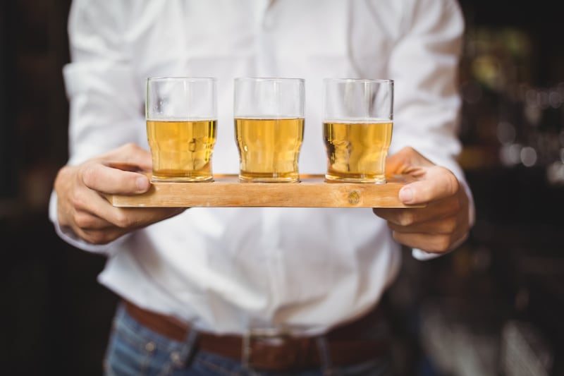 Aprende a distinguir una cerveza premium: técnicas de cata profesional
