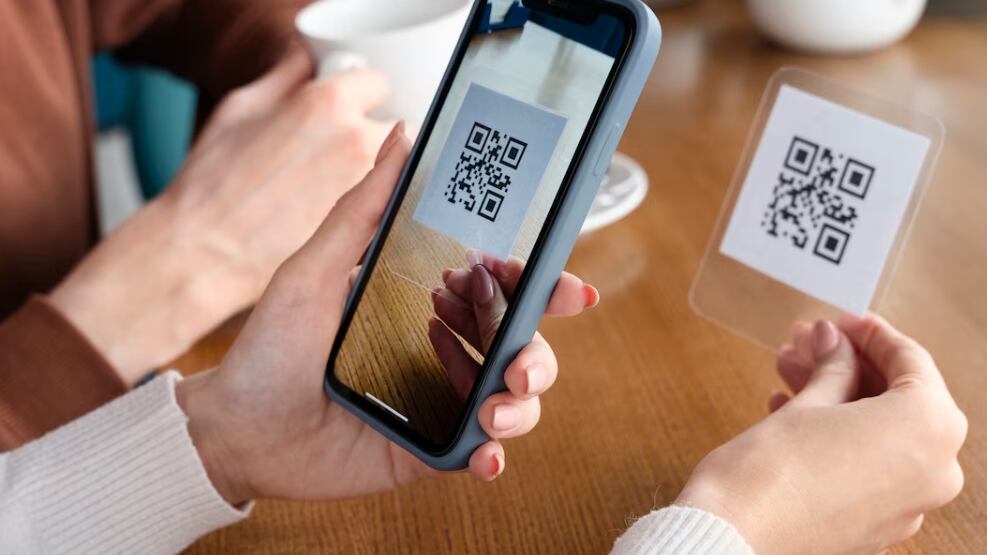 Cerrar manos escaneando código qr