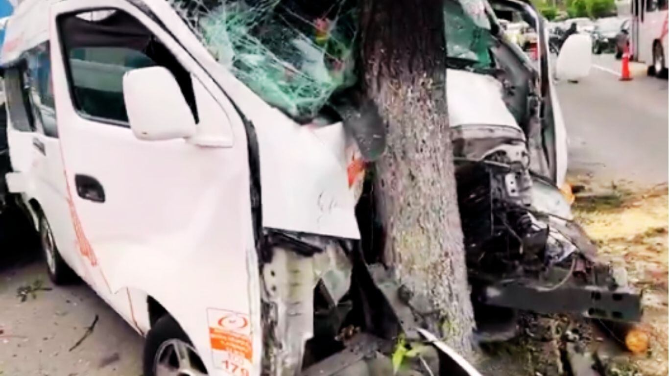 Transporte público se estrella en Tlalnepantla