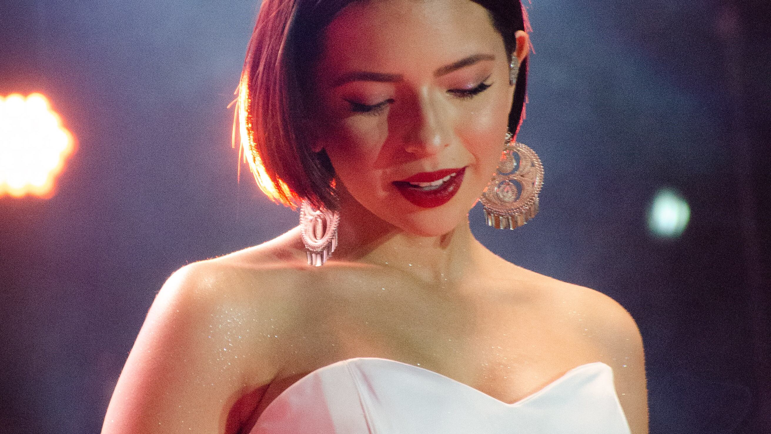 La cantante se encuentra en Guadalajara, donde presentó proyectos en solitario y un libro junto a su padre Pepe Aguilar y su hermano Leonardo.