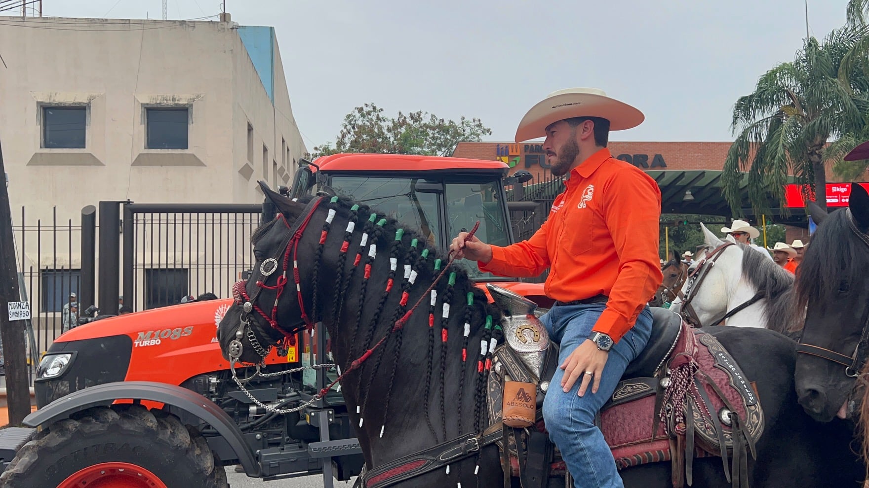 El gobernador cambió de caballo justo a la mitad del recorrido.