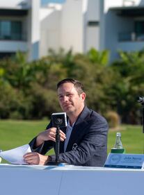 El reconocido empresario Benjamín Salinas Sada dio el esperado banderazo de salida a la tercera edición del prestigioso Mexico Open, consolidándose como una destacada fecha en el circuito de la PGA. El torneo se llevará a cabo del 22 al 25 de febrero, prometiendo emocionantes momentos en el mundo del golf.

Destacando la participación de 16 jugadores latinos, la edición de este año contará con la presencia de ocho talentosos mexicanos. Entre ellos, se encuentran nombres destacados como Raúl Pereda, Roberto Díaz, Álvaro Ortiz, Sebastián Vázquez, Rodolfo Cazaubón, Santiago de la Fuente, José Antonio Safa y Omar Morales.

La presencia de estos golfistas locales añade un toque especial al evento, generando una gran expectación entre los fanáticos del golf en México y más allá. La competencia promete ser intensa, consolidando al Mexico Open como un referente en el calendario deportivo.

Los aficionados pueden esperar días emocionantes llenos de habilidad y destreza en el campo, donde estos destacados representantes de la región buscarán conquistar el prestigioso título del Mexico Open. La comunidad golfista aguarda con entusiasmo la llegada de esta emocionante cita que promete dejar huella en el mundo del deporte.

¡Prepárense para vivir la emoción del golf con la tercera edición del Mexico Open del 22 al 25 de febrero!